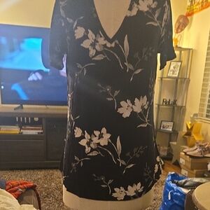 Old Navy Black and White Floral Short Sleeve Top